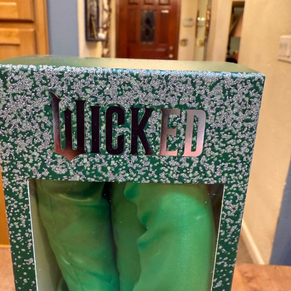 WICKED Green Heatless Curling Rods Set Witch Hair Brush Watermelon Lotion NEW - Picture 9 of 16